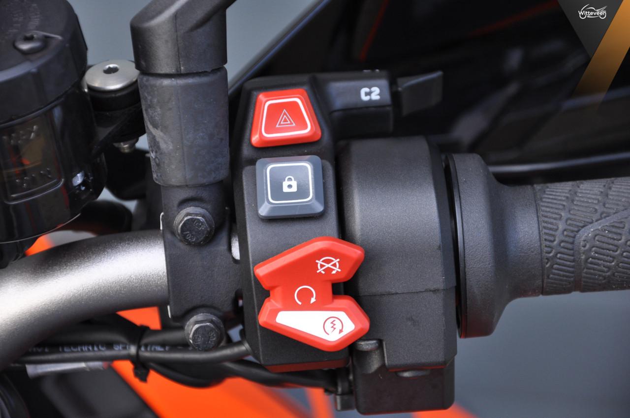 KTM 1290 SuperDuke GT 9000 km en Akrapovic! BTW motor