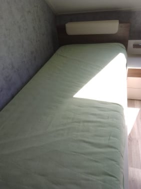 Seniorenbed elektrisch met nachtkastje