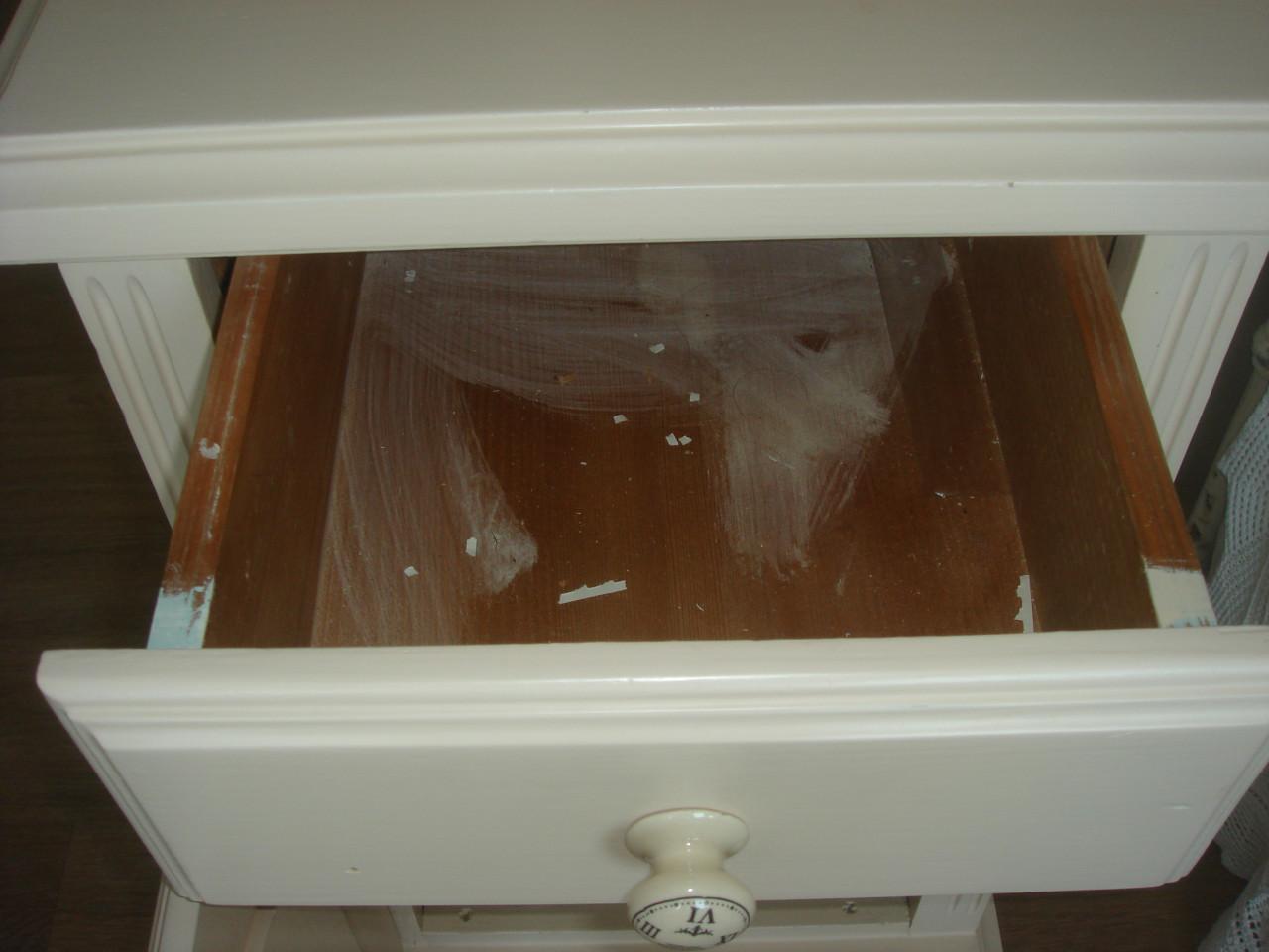 Te koop Een zwaar degelijk houten nachtkastje