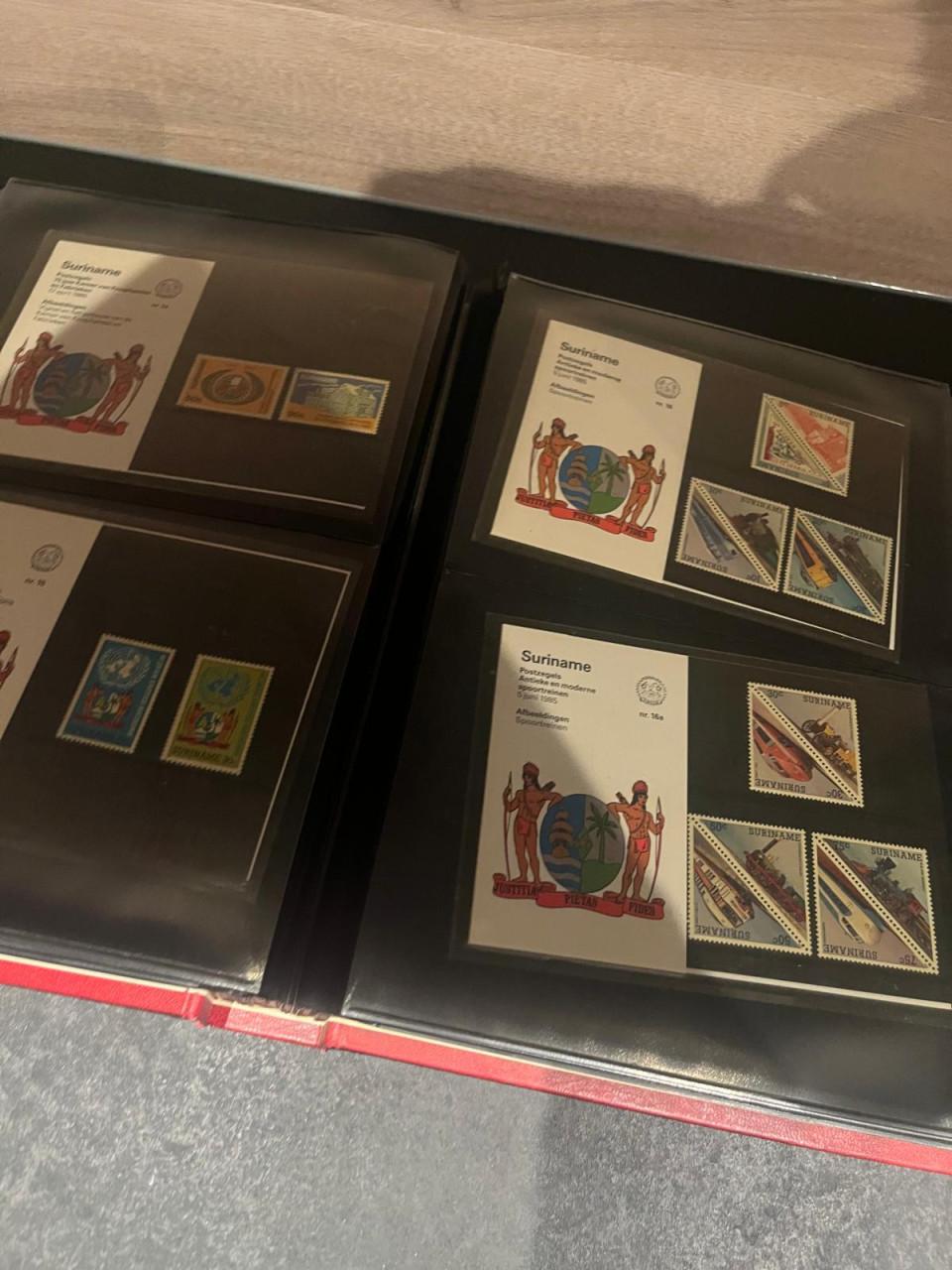 Album met verzameling mapjes Suriname en Antillen