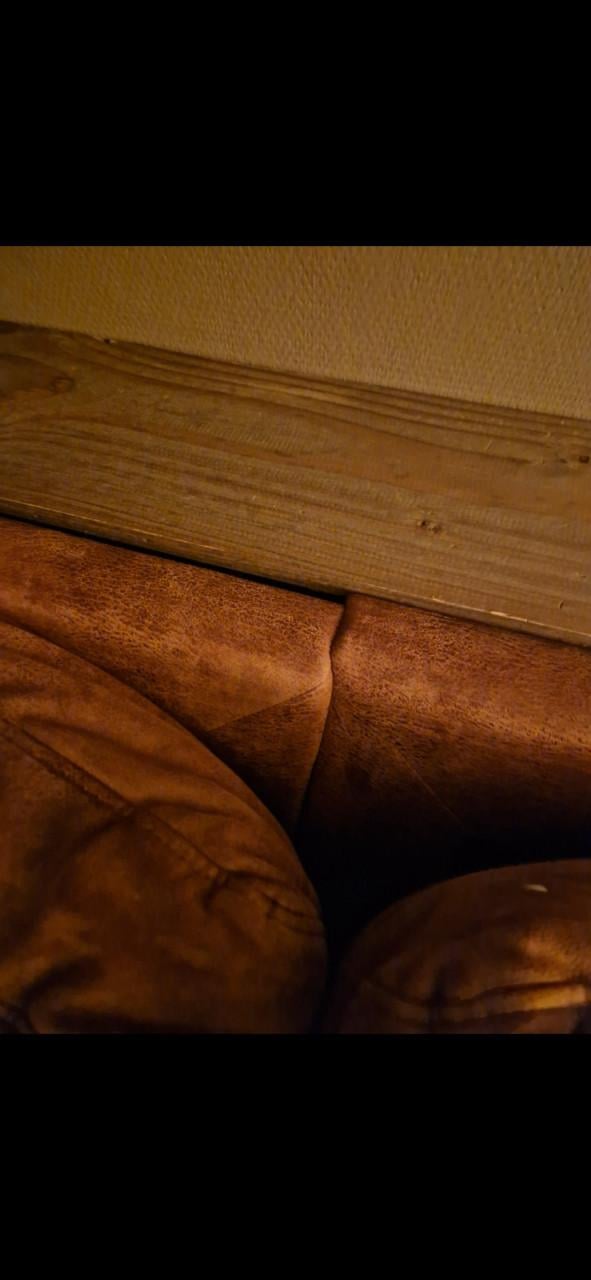 Bank Pronto + houten tafel achter de bank