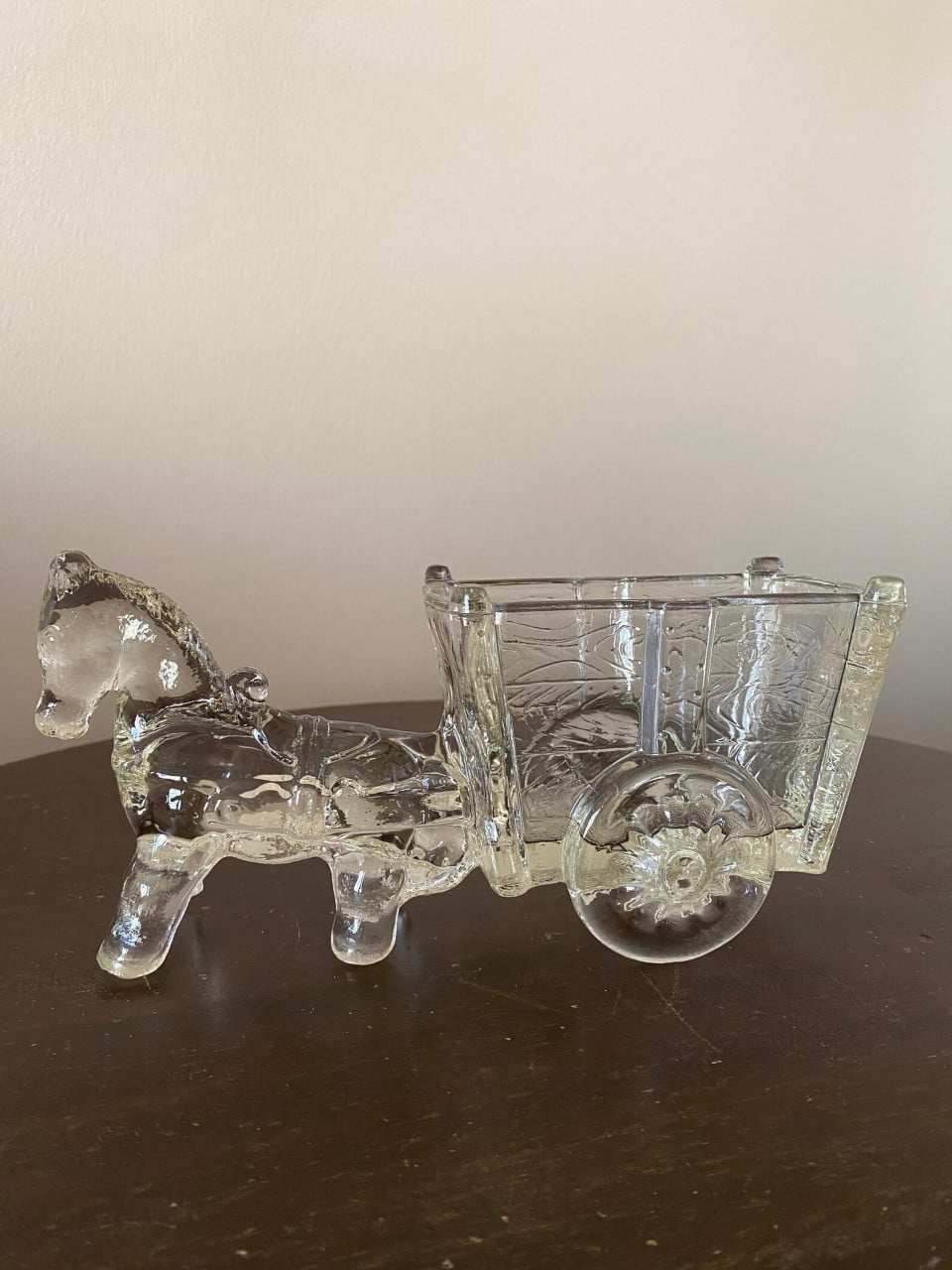 Vintage glazen ezel en karretje waarschijnlijk geproduceerd door Jeannette