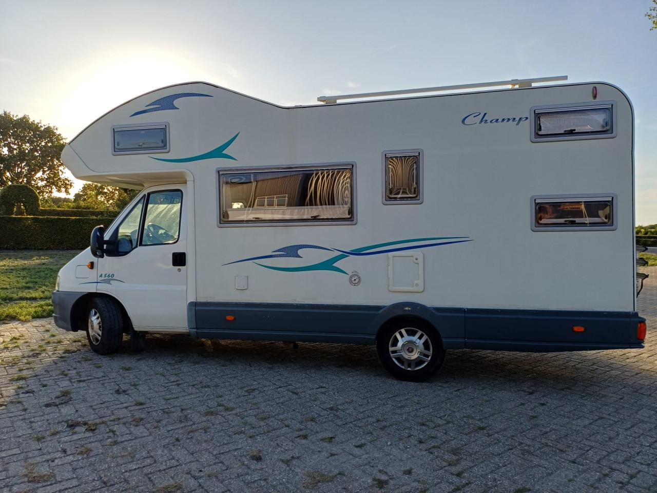 Te koop camper christal winner 2,8 jtd 6 pers 2004