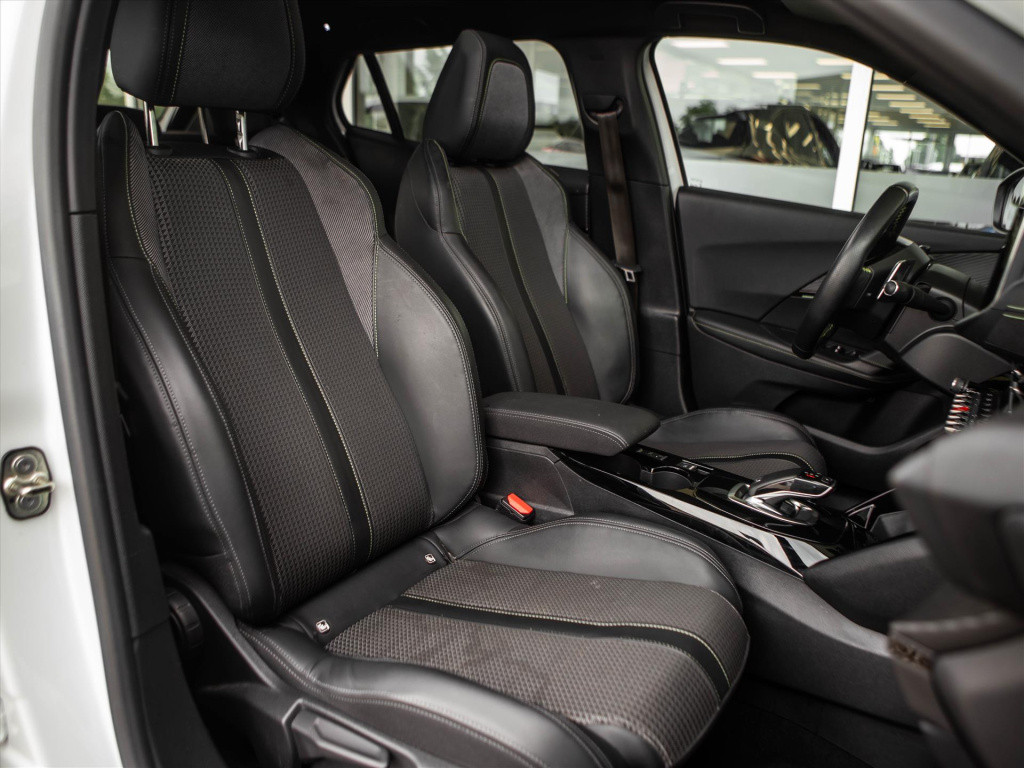 Peugeot 2008 1.2 puretech 130pk gt-line automaat | panoramadak | camera | n