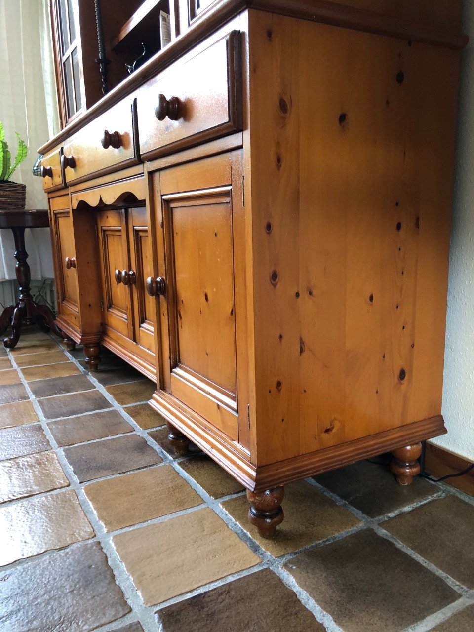 Houten buffetkast met glasdeuren.
