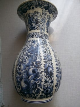 Grote oude vaas. Ceramiche artistiche. Made in italy