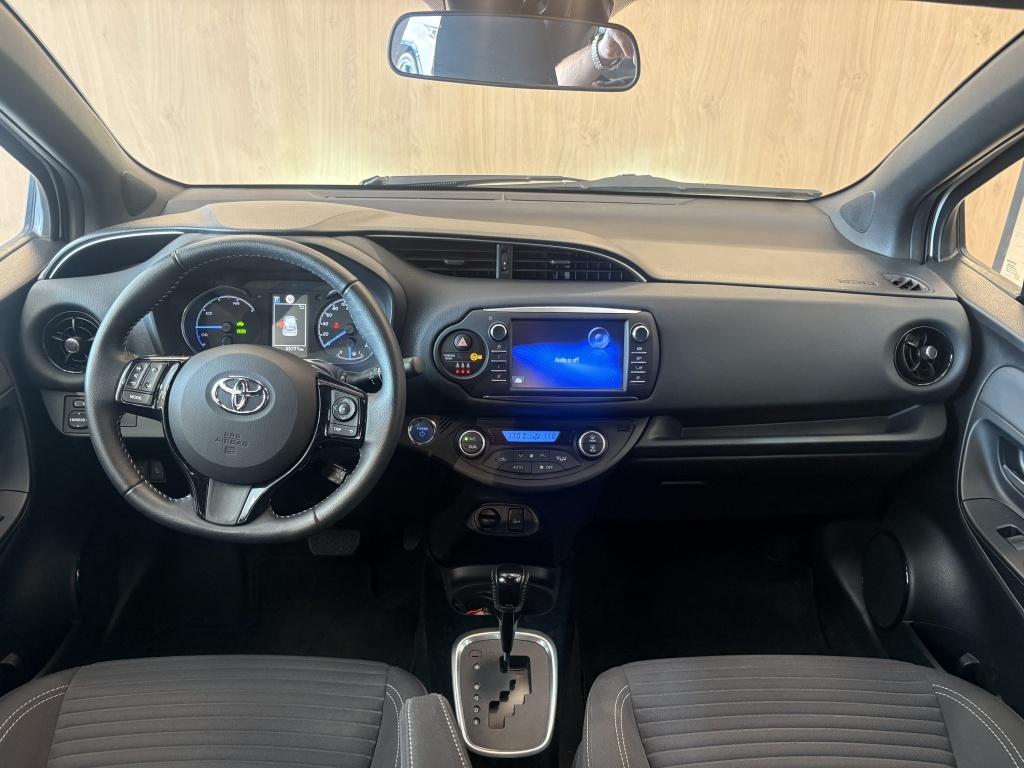 Toyota Yaris 1.5 hybrid bi-tone