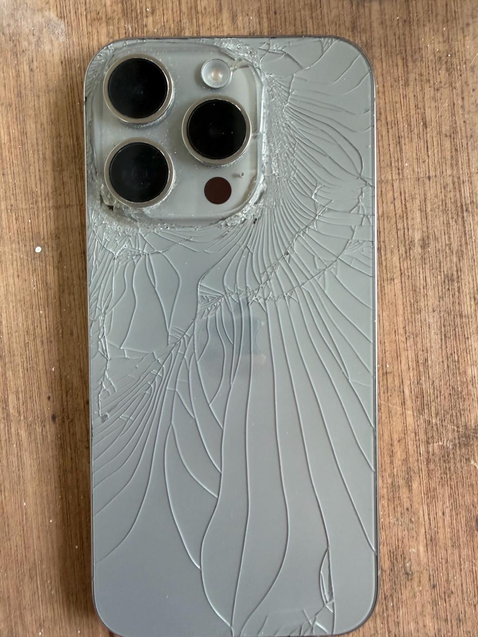 Iphone 15 pro 128gb kapotte achterkant