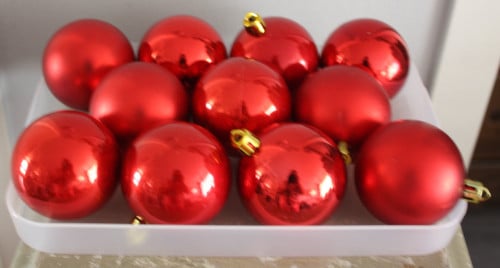 Set van 11rode kunststof kerstbalen