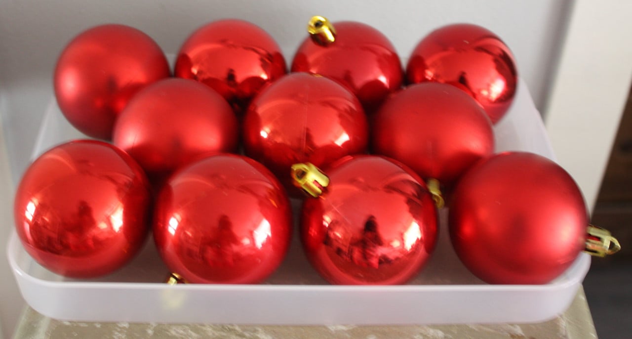 Set van 11rode kunststof kerstbalen