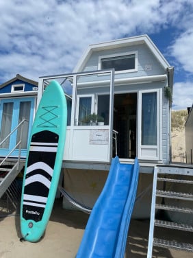 Sfeervol Slaapstrandhuisje met Sup en Glijbaan te Dishoek