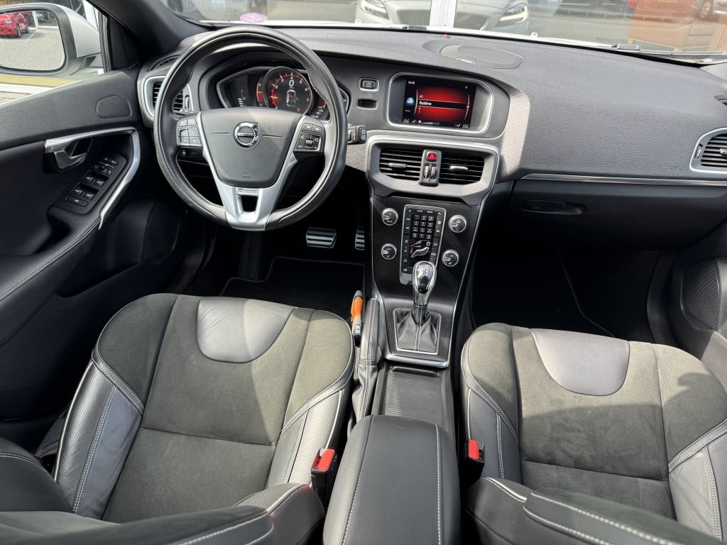 Volvo V40 t3 153pk polar+ sport| panodak| trekhaak| camera| h&k sound
