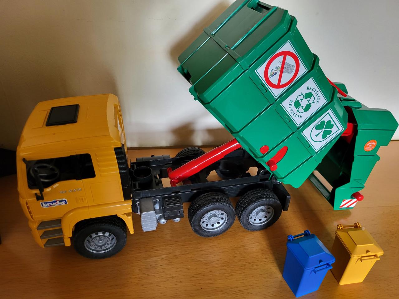 Hele mooie bruder vuilniswagen
