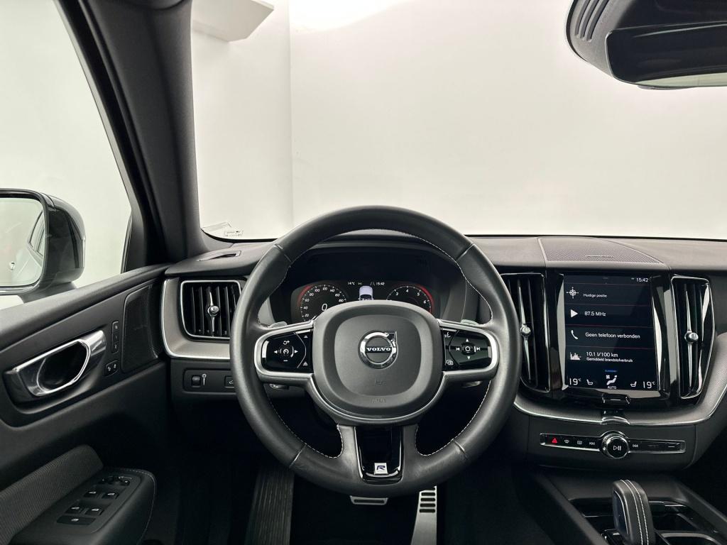 Volvo XC60 b5 264pk r-design| pano| camera| stoelverwarming| trekhaak