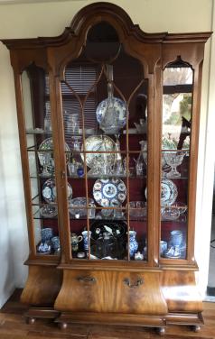 Antieke vitrinekast , met buiklade