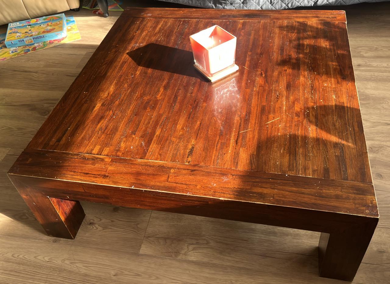 Teakhouten meubelset met gebruikerssporen