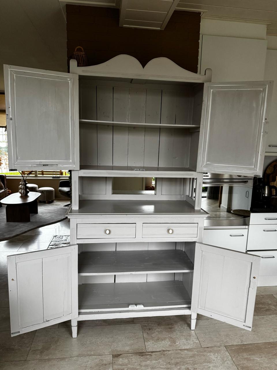 Leuk kastje met rieten deurtjes