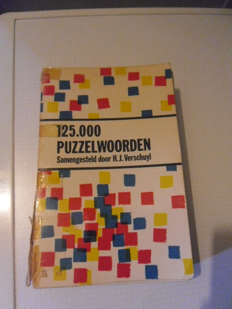 2 WOORDEN BOEKEN