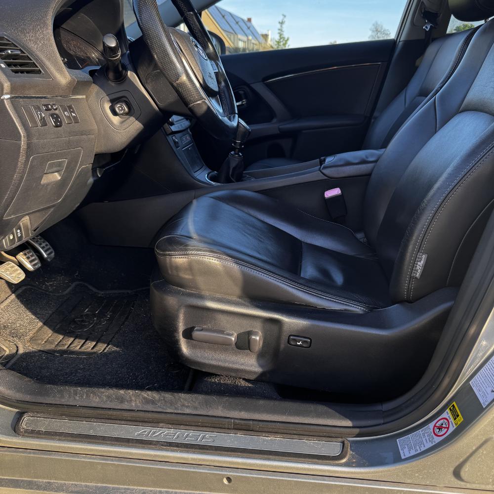 Toyota Avensis Wagon 1.8 Executive Business Leder Navi Camera 1e Eigenaar