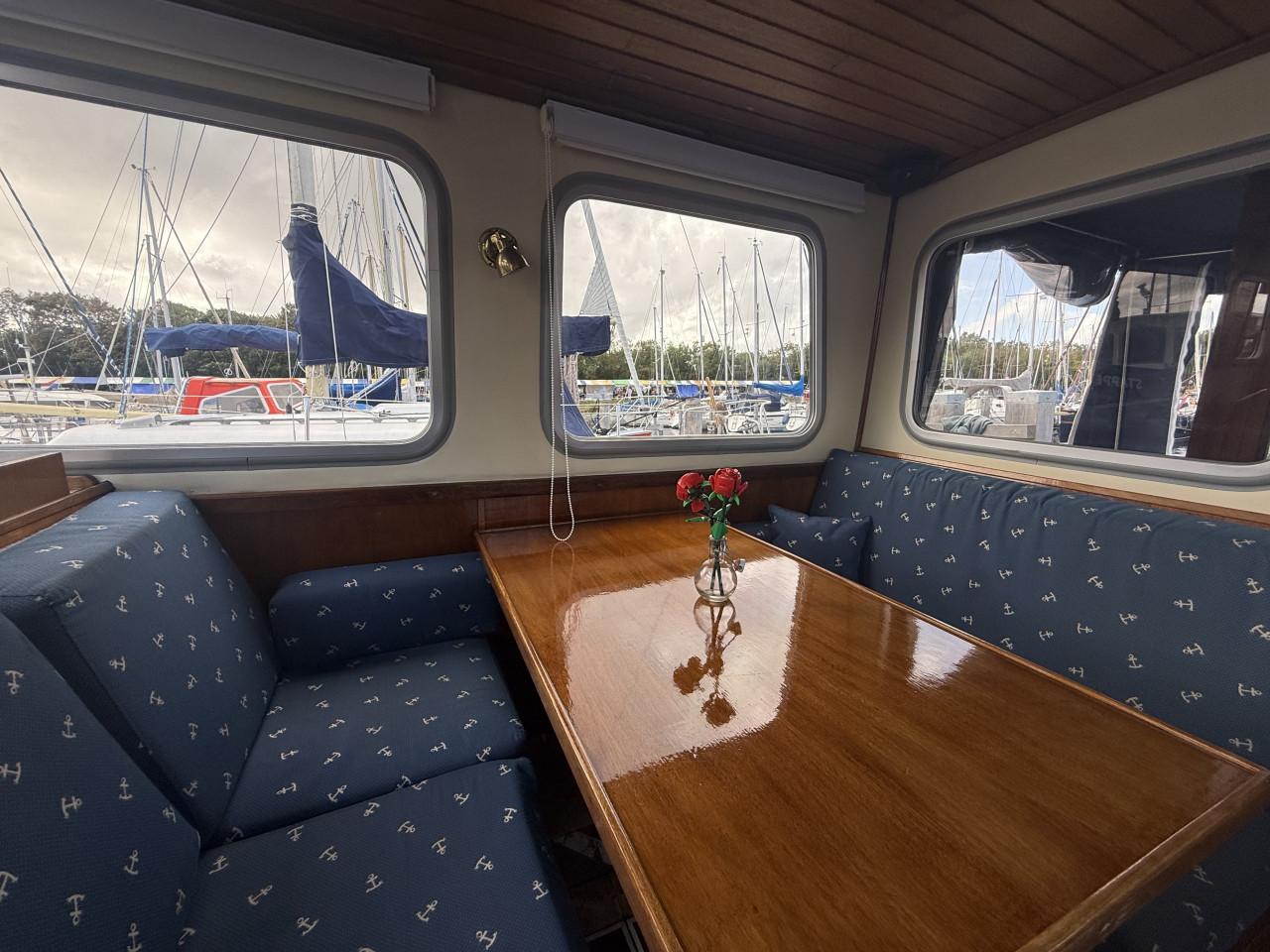 Motorboot 8 meter salonkruiser met stahoogte
