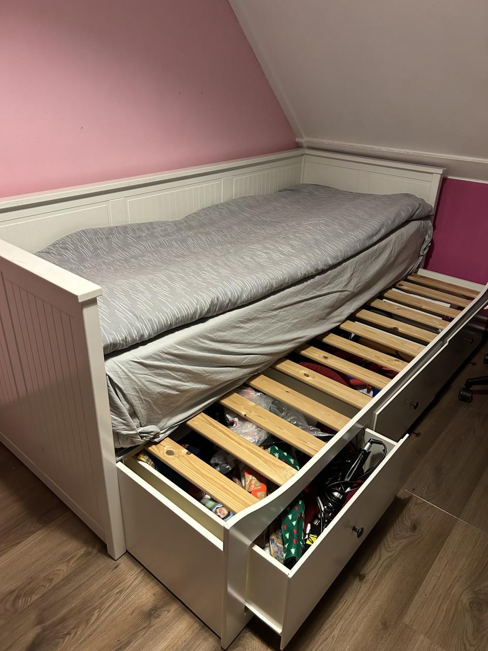 Hemnes, uitschuifbare bedbank