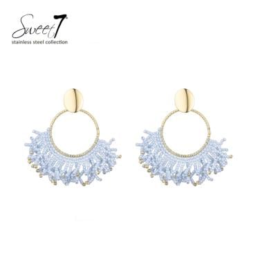 Oorbellen met lichtblauwe kralen en goudkleurige ring