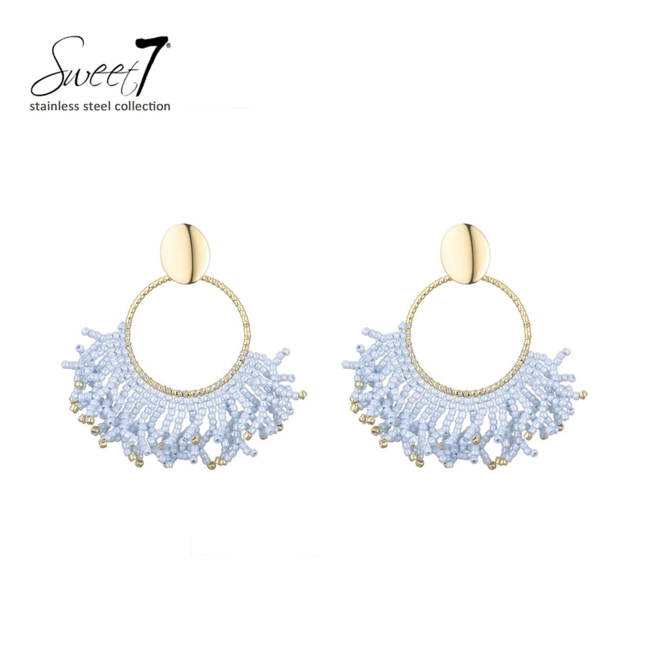 Oorbellen met lichtblauwe kralen en goudkleurige ring