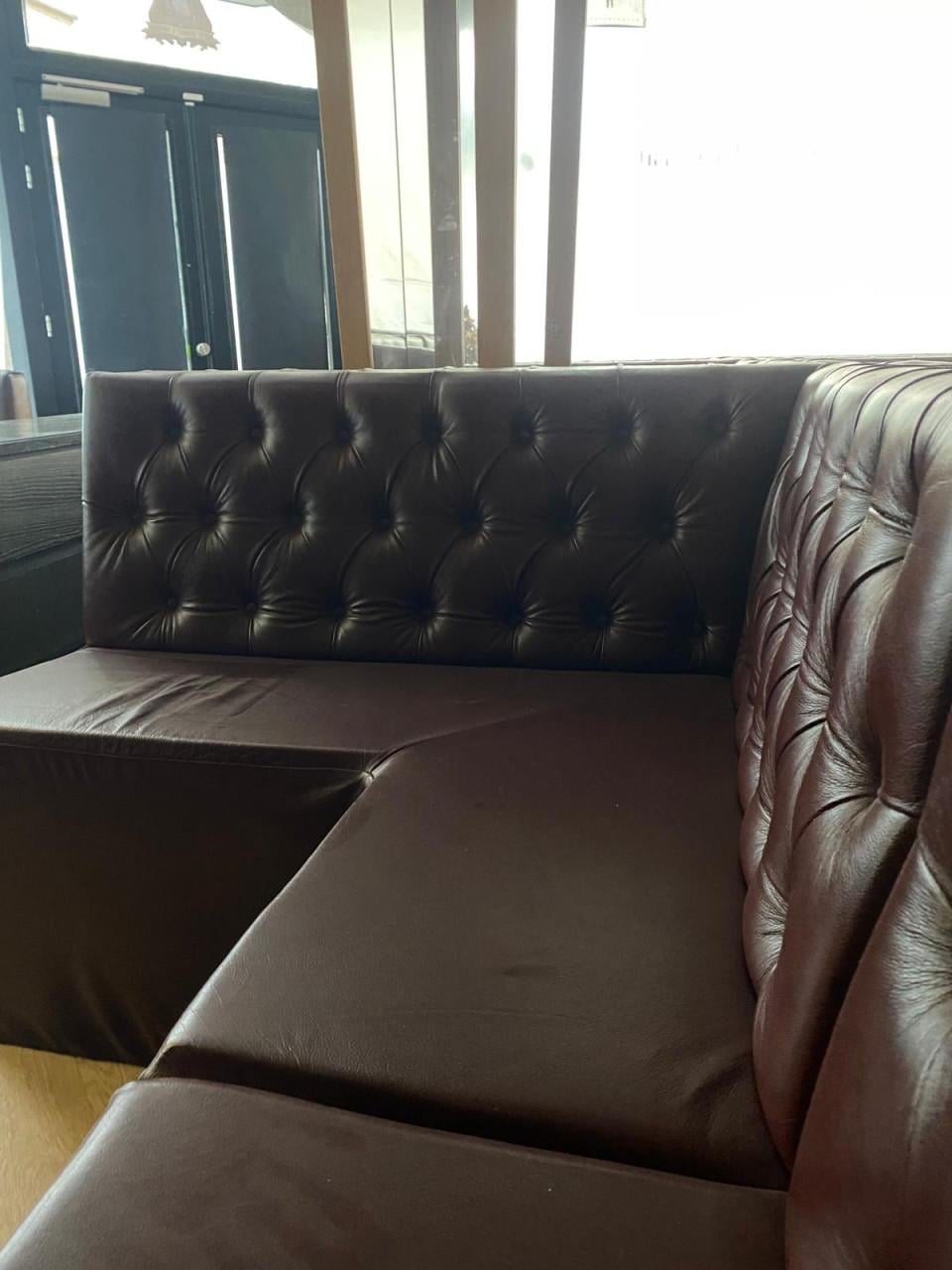 Luxe Chesterfield Horeca Hoekbanken – 8 sets beschikbaar