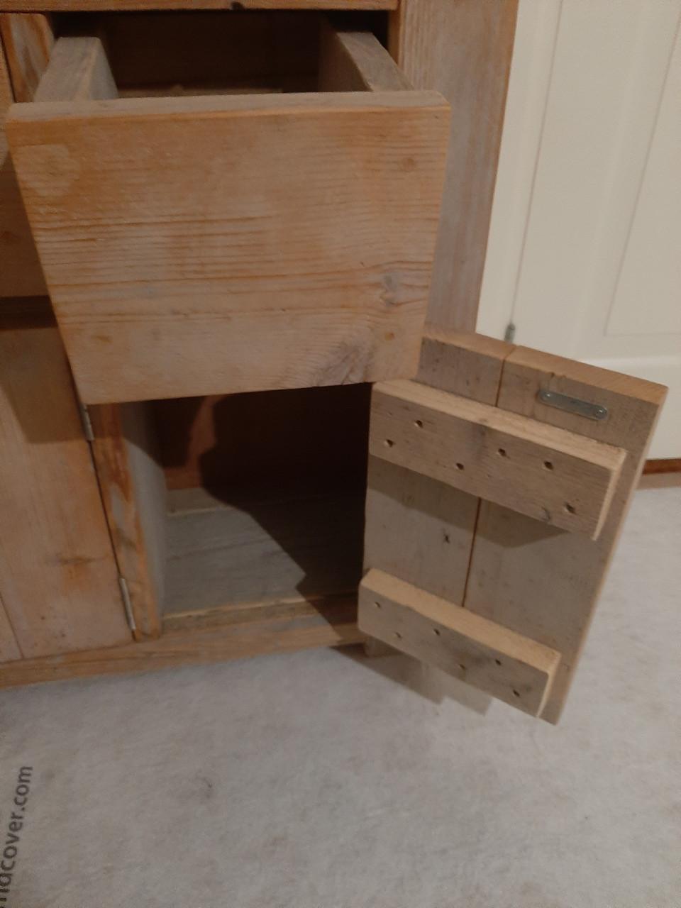 Twee handgemaakte steigerhouten boeken- en opbergkasten