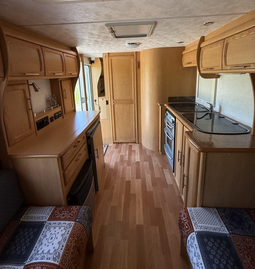 Zeer luxe Elddis crusador hurricane 2004 met lichte hagelschade