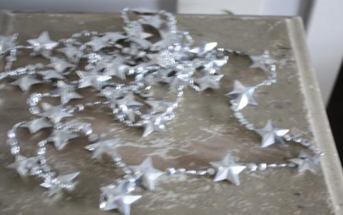 Zilverkleurige slinger met sterretjes en bolletjes