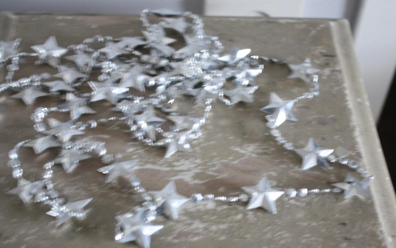 Zilverkleurige slinger met sterretjes en bolletjes