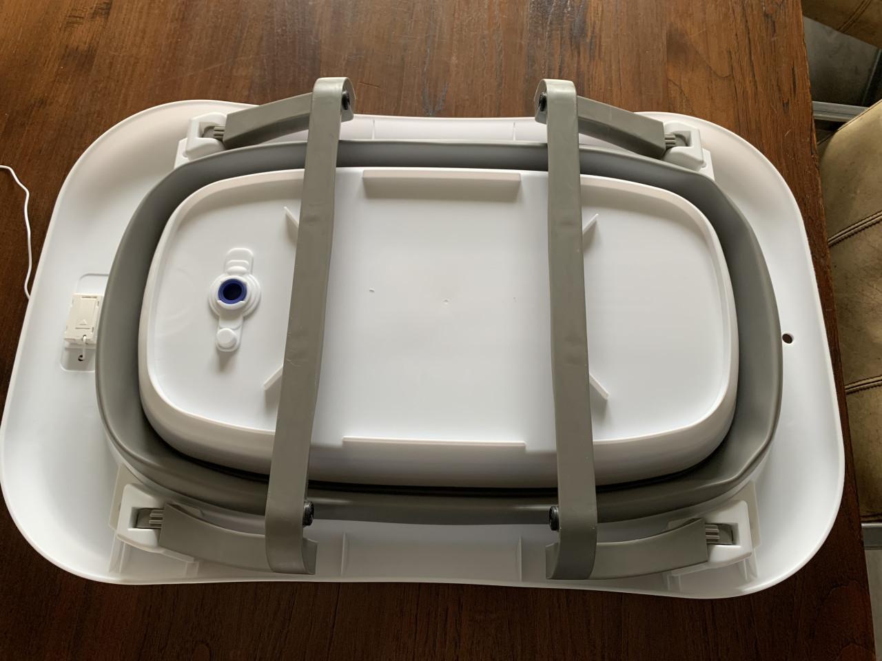 Opvouwbaar babybadje Het badje heeft een ingebouwde thermometer