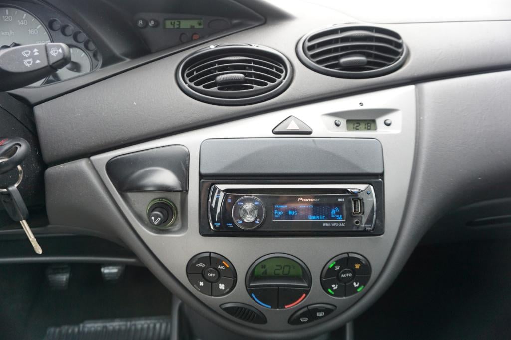 Ford Focus 1.6-16v futura climate / elektr. ramen / trekhaak / lm velgen /