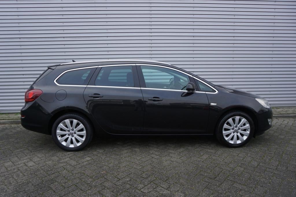 Opel Astra sports tourer 1.4 cosmo navi / climate / cruise / trekhaak / lm 