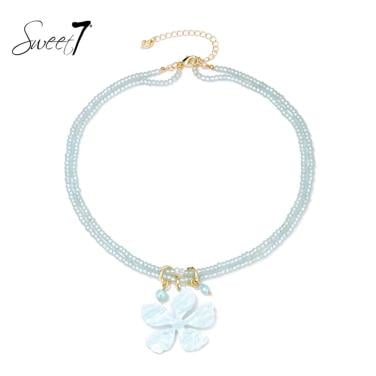 Halsketting groen met dubbele rij kralen en een bloem hanger