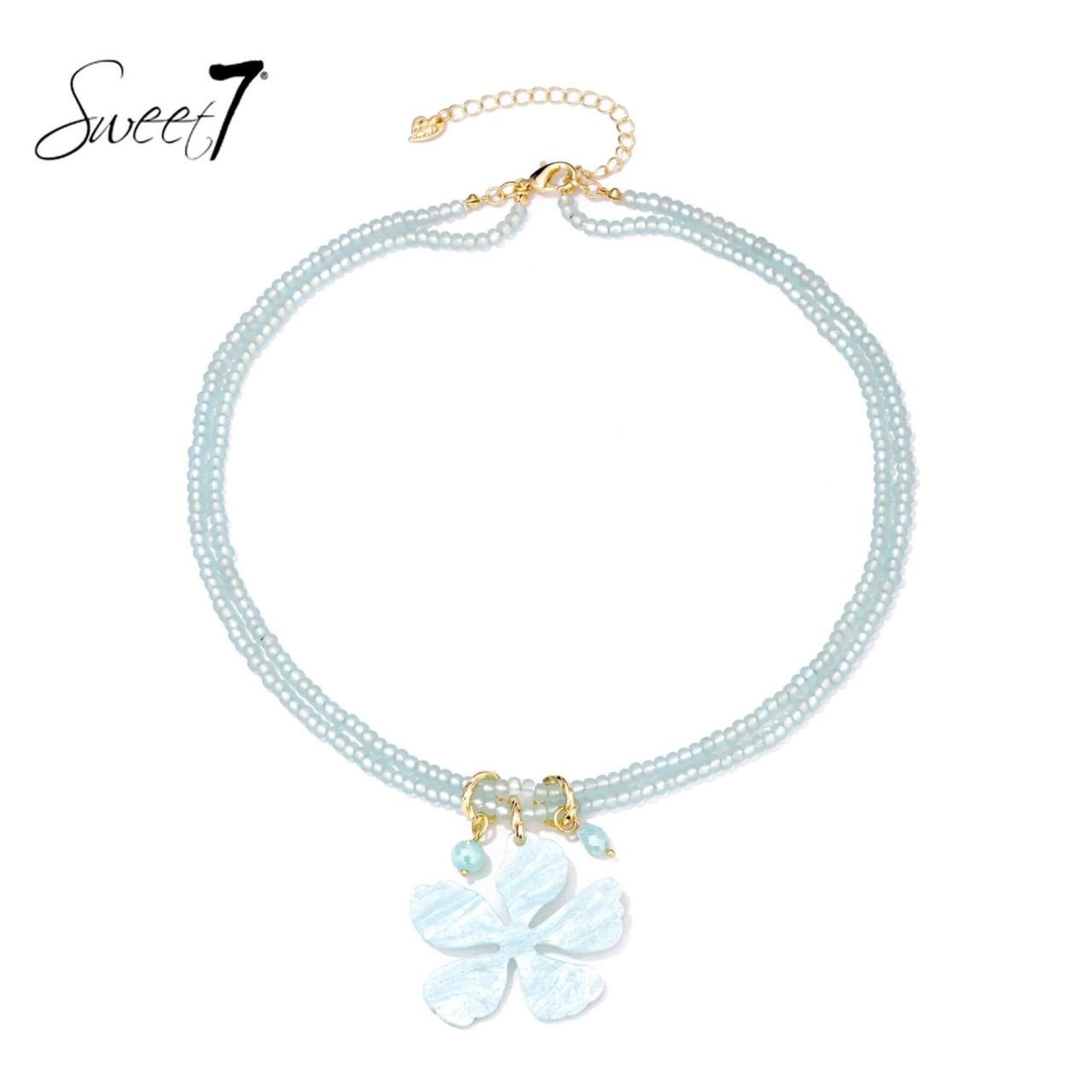 Halsketting groen met dubbele rij kralen en een bloem hanger