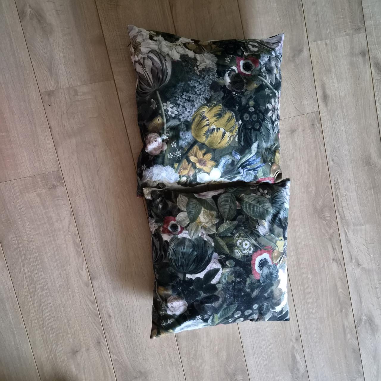 Schilderij, 2 kussens en stoel