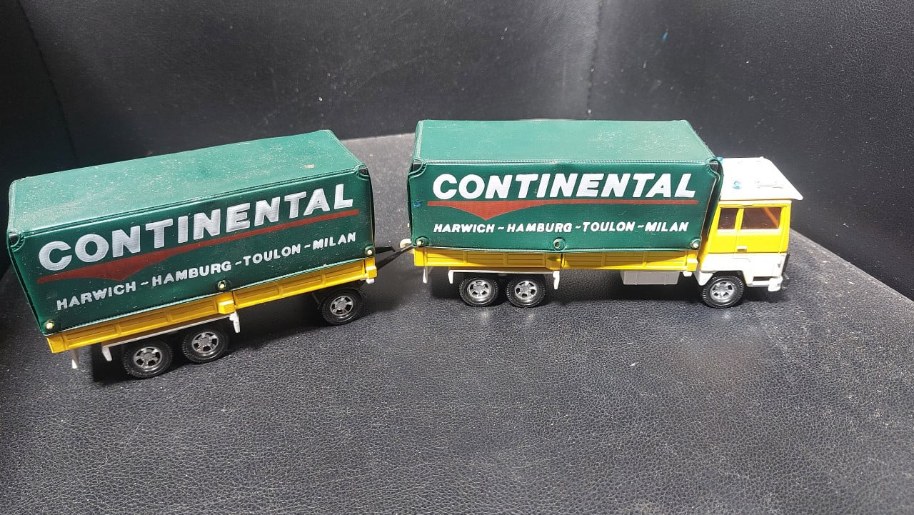 6 miniatuur vrachtauto's