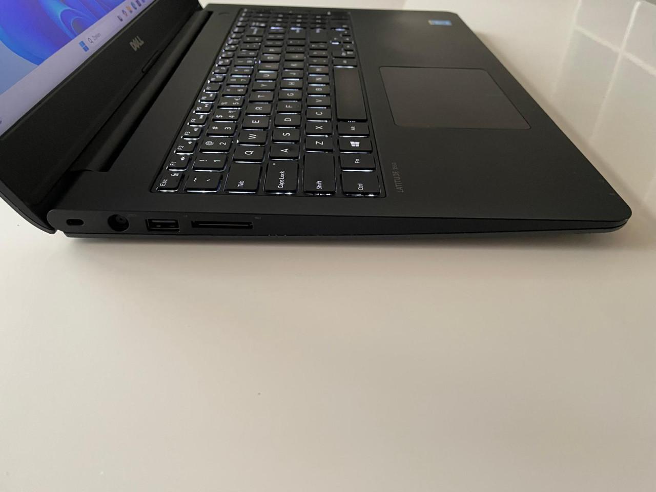Dell 15 inch - Windows 11 SSD verlicht toetsenbord Sim Office pakket Muis