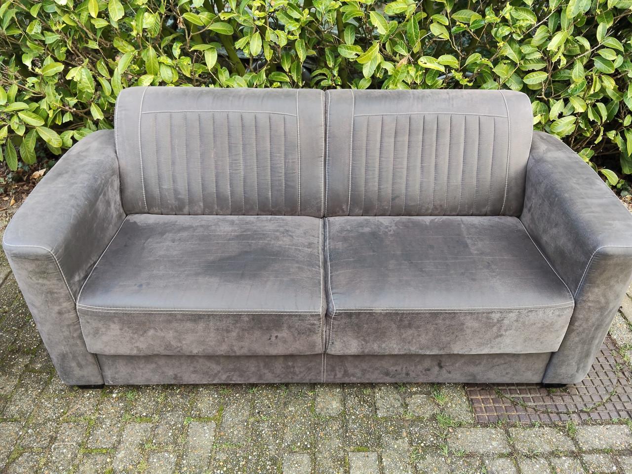 MOET WEG! 2-zits bank en fauteuil met voetenbankje