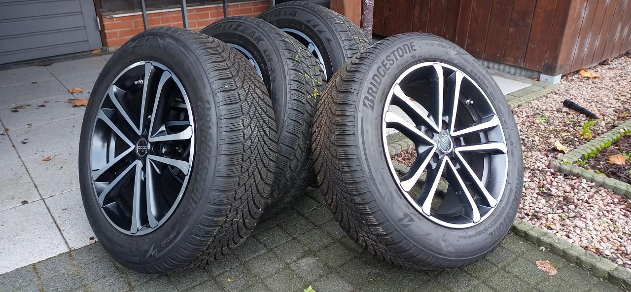 Winterbanden op lichtmetalen velgen met censor ventielen.