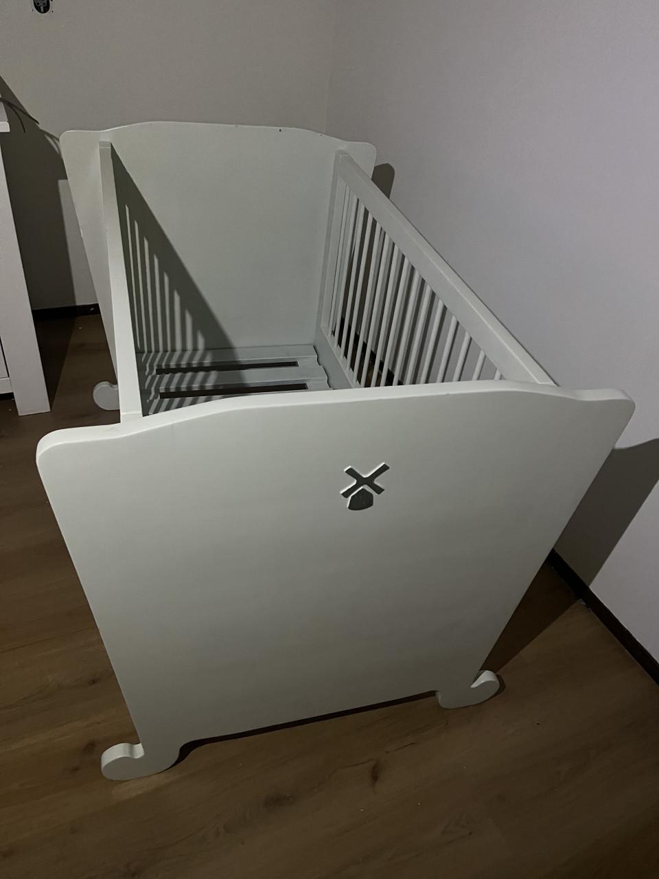 Wit houten ledikant / babybed – stevig & netjes