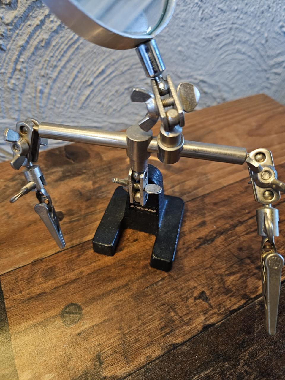 Zgan vintage Soldeerhulp met vergrootglas en klemmen