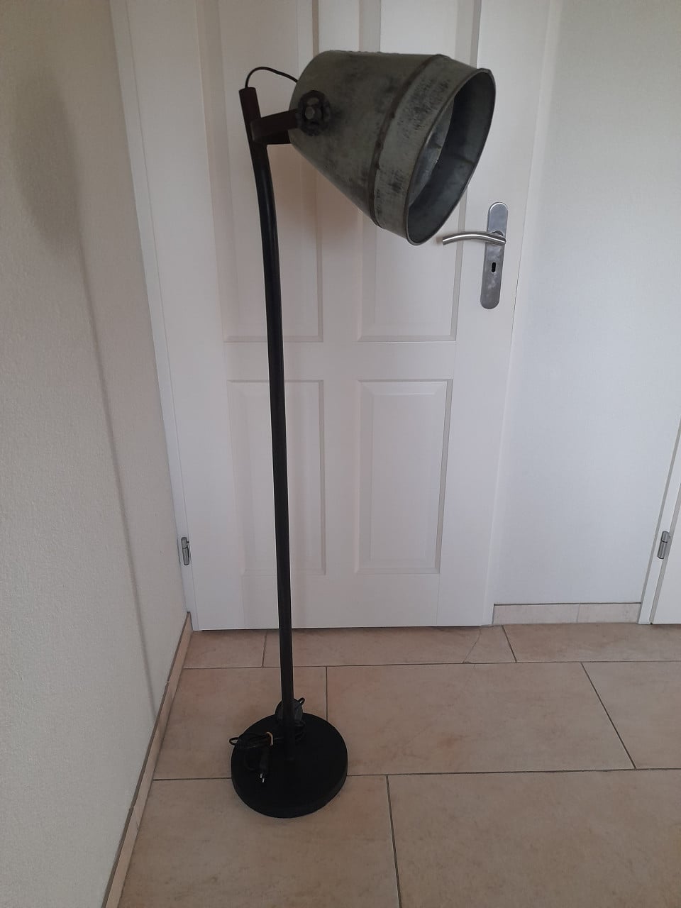 Leuke metalen vloerlamp (in goede staat )  Industriele look!