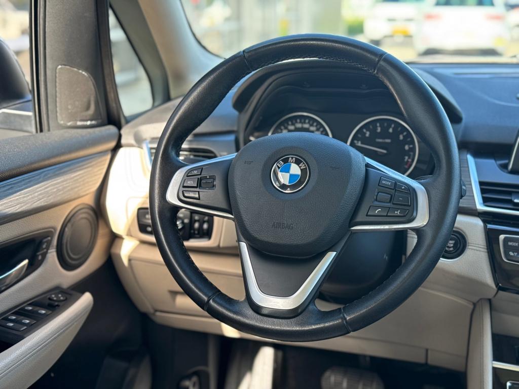 BMW 2-serie gran tourer 220i luxury 7p. * trekhaak * leer * panoramadak * n