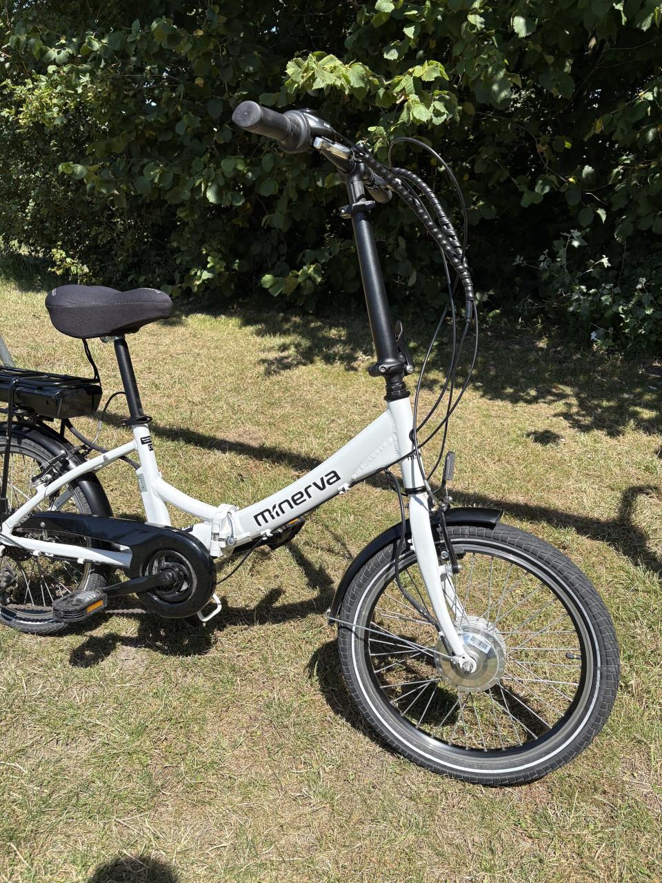 Nette witte Minerva elektrische vouwfiets 7 versnellingen