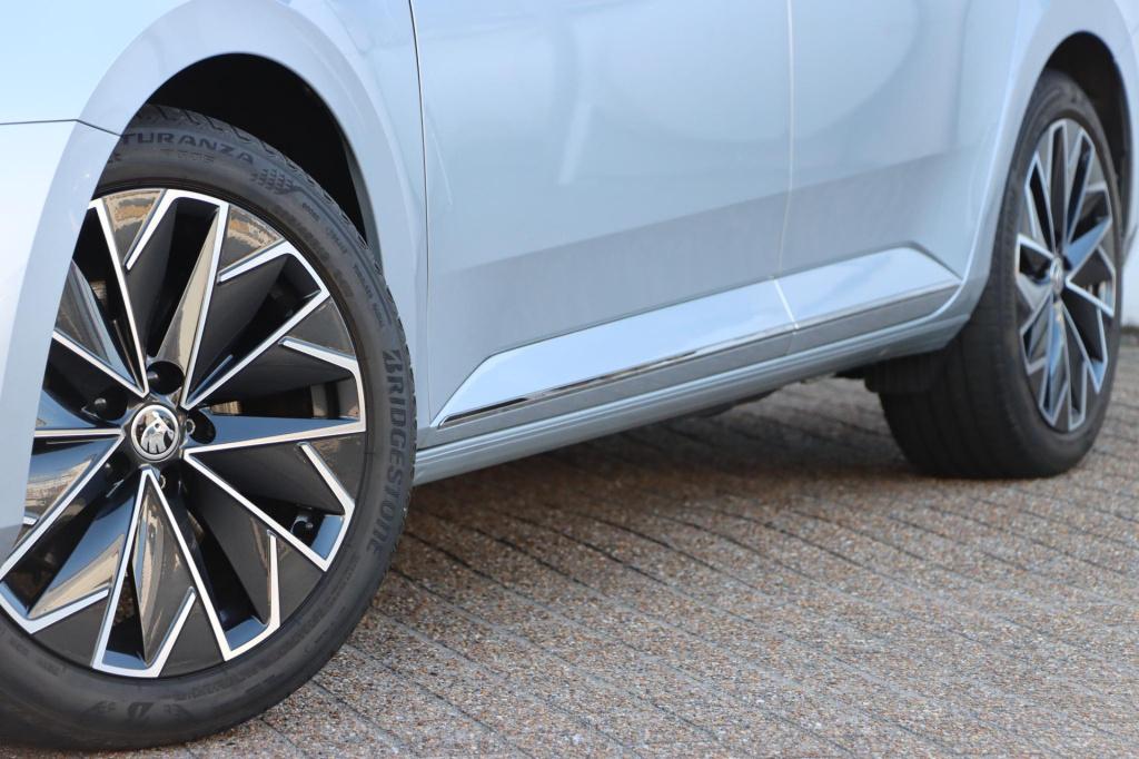 Skoda Superb combi 1.4 tsi laurin & klement 218pk dsg6 | lederen bekleding 
