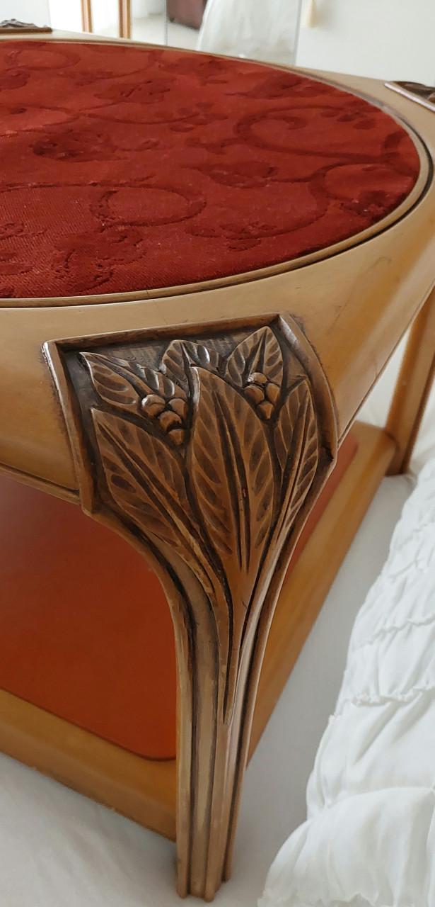 Antieke salon- of bijzettafel nieuw bekleed en met glasplaat