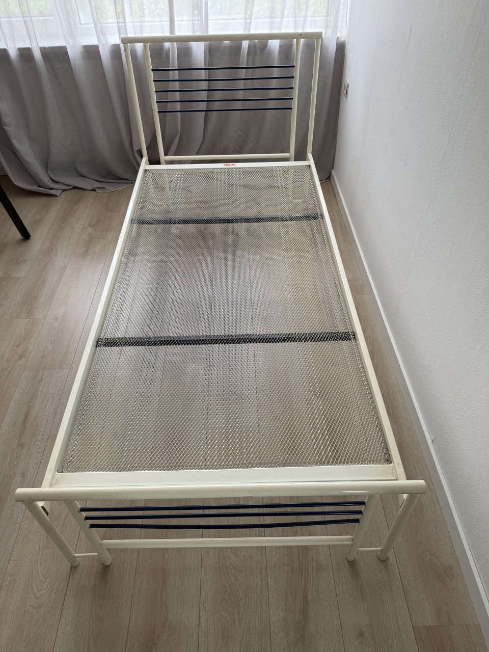 1 persoons bed 90 x 200 cm Stalen frame / spiraal
